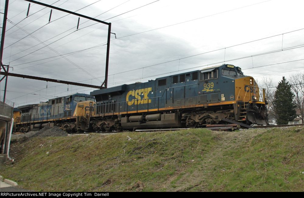 CSX 939 leads Q404